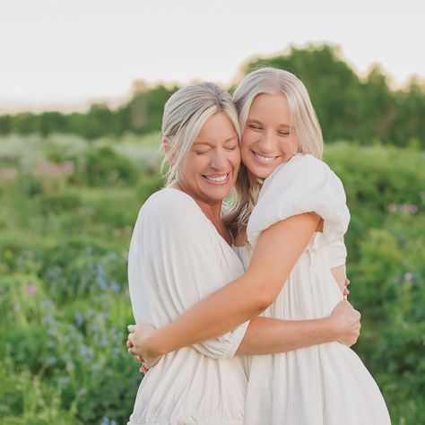 To all the moms who've made senior year shine bright: Happy Mother's Day! You're the real MVPs behind every milestone and memory. So grateful for your love, support, and for trusting me to capture this special chapter in your family's story. Cheers to you! ✨ Mother And Daughters Photography, Senior Picture With Mom, Senior Picture Ideas With Mom, Senior Pictures With Mom, Mom And Daughter Photoshoot Ideas, Mom And Daughter Photoshoot, Mother Daughter Pictures, Mother Daughter Photoshoot, Summer Senior Pictures