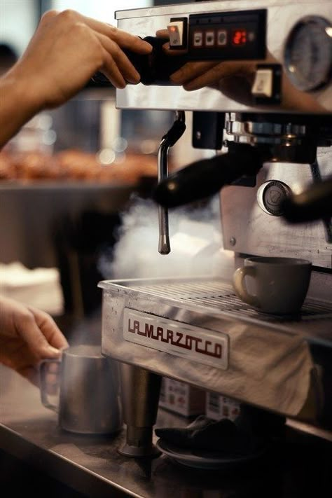 Coffee Background, Coffee Shop Photography, Coffee Shot, Best Espresso Machine, Making Coffee, Best Espresso, Coffee Photos, Coffee Photography, Coffee Creamer