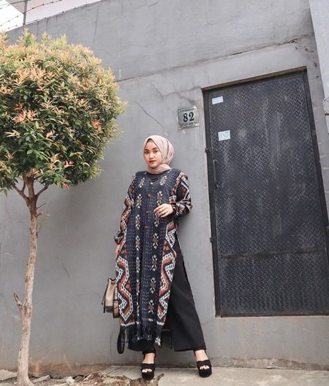 Outer Batik Modern Hijab, Tenun Fashion Inspiration, Hijab Party Outfit, Batik Modern Fashion Style, Model Blouse Batik, Dress Batik Modern, Outer Batik, Kondangan Outfit, Braidsmaid Dresses