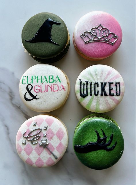 Wicked movie 2024 french macarons macaroons gluten free dessert elphaba glinda galinda wicked party Wicked Themed Party Food, Wicked Cake Ideas, Wicked Snacks, Wicked Birthday Cake, Wicked Party Ideas, Wicked Themed Party, Wicked Birthday Party, Wicked Cookies, Wicked Cupcakes