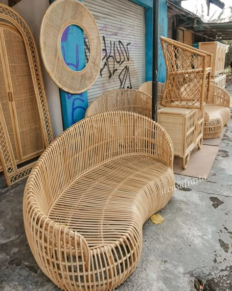 How To Make Wicker Furniture, Rattan Interior Design, Interior Design Spaces, Bamboo Furniture Design, Sofa Lounger, Bamboo Sofa, Sofa Design Wood, Boho Sofa, Wooden Sofa Set Designs