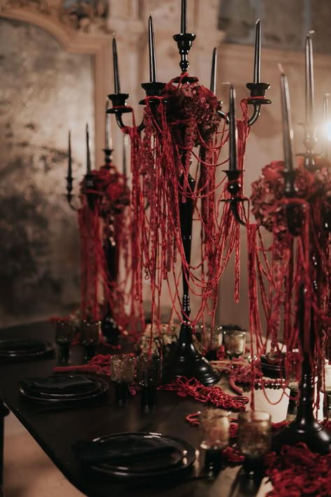 Vampire Ball Party, Vampire Ball Aesthetic, Dark Birthday Theme, Red Halloween Decor, Vampire Wedding Theme, Vampire Party Decorations, Graveyard Party, Gothic Decorations, Vampire Halloween Party