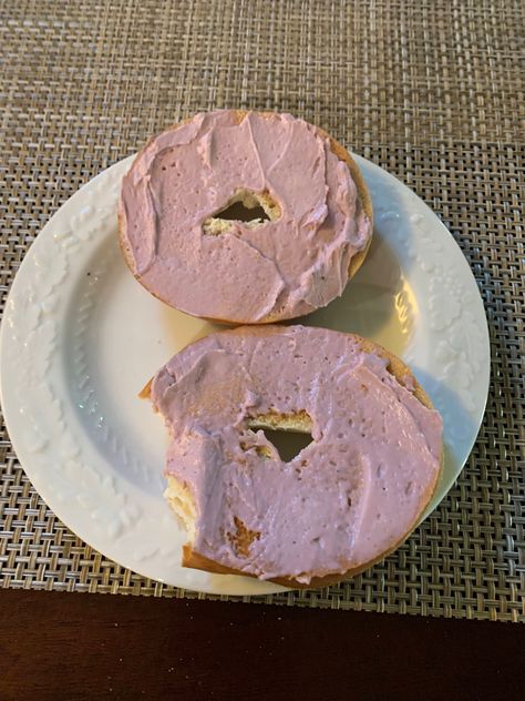 Bagels With Strawberry Cream Cheese, Bagel And Cream Cheese Aesthetic, Bagel Strawberry Cream Cheese, Plain Bagel With Cream Cheese, Bagel With Strawberry Cream Cheese, Bagels Cream Cheese, Bagel With Cream Cheese Aesthetic, Bagles Recipe Toppings, Bagel Aestethic