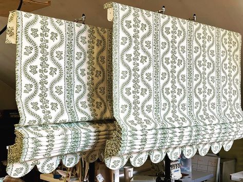 Roman Blinds With Scalloped Edge, Scallop Roman Shade, Scalloped Roman Shade, Printed Roman Shades, Roman Shade Bedroom, Scalloped Curtains, Roman Shades With Curtains, Floral Roman Shades, Valance Curtains Living Room