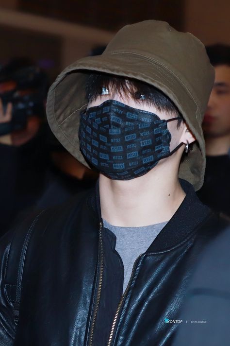 Bts Airport, Jeongguk Jeon, Korean Bands, Jeon Jeongguk, Jung Kook, Incheon, Foto Jungkook, Airport Style, Blackpink Jisoo