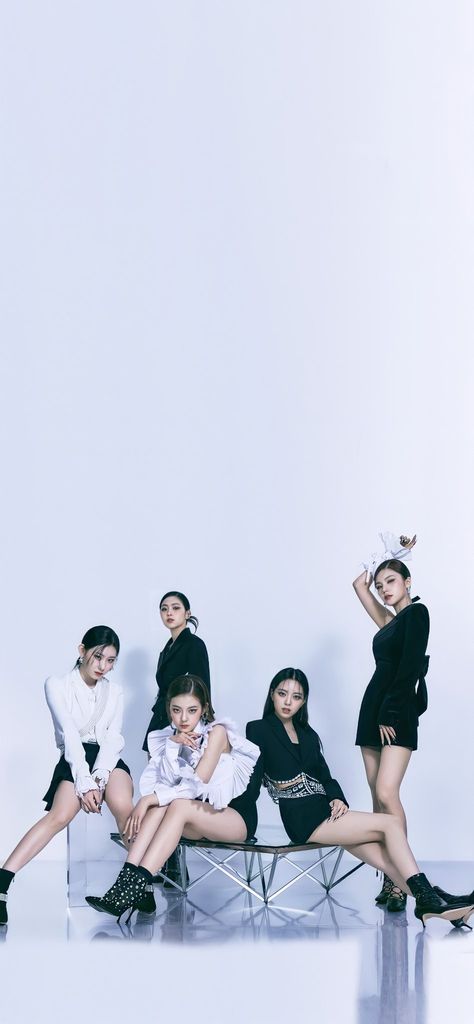 Itzy Yeji Baby Picture, Group Photo Poses, Itzy Wallpaper, Korea Wallpaper, Kpop Backgrounds, Itzy Yeji, Pop Photos, Bae Suzy, Kpop Posters