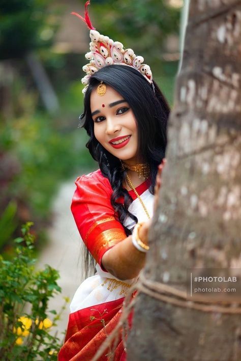 Haldi Girl, Haldi Poses For Bride, Haldi Poses, Bride Morning, Creative Couples Photography, Outdoor Poses, Poses For Bride, Haldi Ceremony Outfit, Bridal Pose