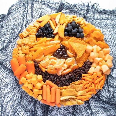 Pumpkin Snack Tray Pumpkin Snack Board, Jack O Lantern Veggie Tray, Pumpkin Shaped Veggie Tray, Halloween Pumpkin Snack Board, Jackolantern Veggie Tray, Fall Finger Foods, Sweet Potato Crackers, Halloween Punch Recipes, New Food Trends