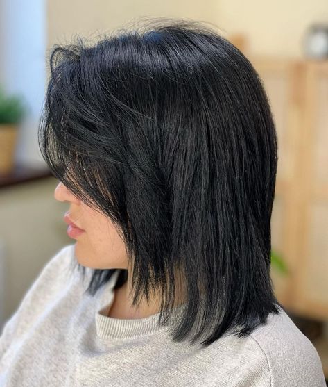 Two-Tier Razored Side Bangs Oblong Face Haircuts, Wispy Side Bangs, Short Side Bangs, One Length Haircuts, Shoulder Length Straight Hair, Bangs Ideas, Hairstyles Trending, Long Side Bangs, Side Swept Hairstyles