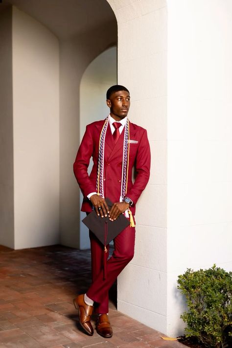 Explore 21 ideas of the best men’s graduation outfits for colleges and universities Grad Picture Ideas Boys, Men’s Graduation Look, Graduation Photo Poses For Boys, Graduation Pics Ideas For Guys, College Grad Poses Picture Ideas, Graduation Men Photoshoot, Graduation Picture Ideas For Men, Cool Poses For Men, Hbcu Graduation Pictures Men