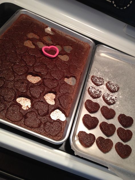 Valentine Brownie Hearts! Use a box mix with 3 eggs for cake-like Brownies, Bake in a Cookie Sheet with sides, cut with heart shape cookie cutter, sprinkle with powdered sugar. So Fast & Easy! Heart Baked Goods, Brownie Tips, Slice And Bake Heart Cookies, Heart Shape Brownies, Heart Shaped Brownie Cake, Valentines Brownies, Brownies Heart Shaped, Heart Shape Cookie Cake, Brownie Hearts Valentines Day