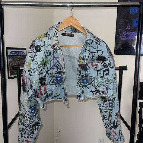 denim graffiti cropped jacket #jeanjacket Graffiti Jean Jacket, Graffiti Textiles, Denim Graffiti, Graffiti Jacket, Artsy Wallpaper Iphone, Artsy Wallpaper, Painting Clothes, Painted Clothes Diy, Crop Jean Jacket