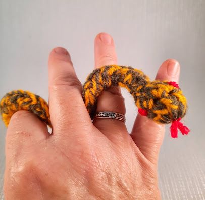 LucyRavenscar - Crochet Creatures Worm Crafts, Spiral Crochet Pattern, Crochet Creatures, Crochet Snake, Halloween Amigurumi, Spiral Crochet, Crochet Applique Patterns Free, Crochet Halloween, Animal Knitting Patterns