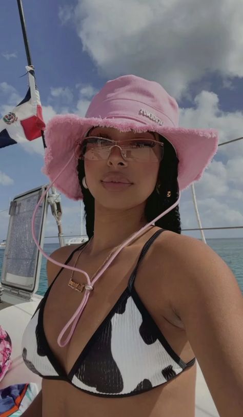 How To Style Bucket Hats, Bucket Hat Outfit Summer, Hat Outfit Summer, Summer Baddie, Bucket Hat Outfit, Pink Bucket Hat, Beach Instagram Pictures, Pink Lifestyle, Ibiza Outfits