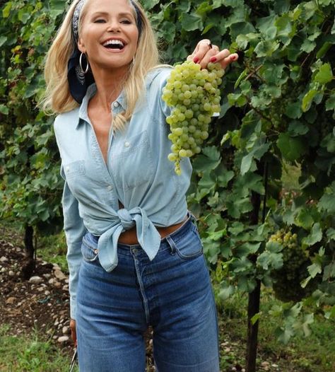 What Christie Brinkley Eats in a Day - Christie Brinkley Diet Aging Gracefully Hair, Christie Brinkley Hair, Christy Brinkley, Christie Brinkley Style, Becoming Vegetarian, Healthy Skin Diet, Aesthetic Health, Health Aesthetic, Vegetarian Life