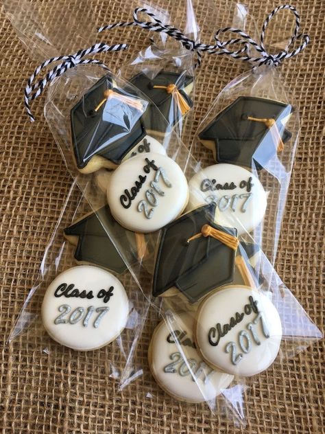 Graduation Cupcakes 2023, Graduation Cookies 2024, Graduation Dessert Ideas, Graduation Deserts, Diy Graduation Decorations, Graduation Party Desserts, Graduation Treats, Graduation Food, Graduation Desserts