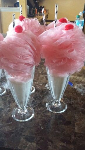 Bath beads and loofah floats! made these for my troops' spa party. Used parfait glasses filled with bath beads and Epson salt. Topped off with pink loofahs with a cherry on top! Used a zebra print straw for accessory. Love them! ♡ Loofah Craft Ideas, Loofah Gift Ideas, Spa Gift Bags, Bath Soak Party Favor, Dollar Tree Spa Day, Birthday Gifts Baskets, Party Favors Kids Spa, Spa Crafts, Bath Party