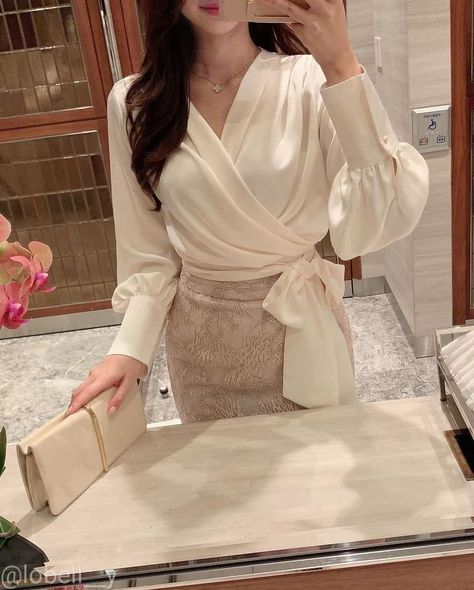 Soiree Outfit, Simple Casual Outfits, Ladies Day Dresses, Blouse Casual Fashion, Desert Colors, Stitching Dresses, 20s Fashion, Classy Work Outfits, Simple Dresses