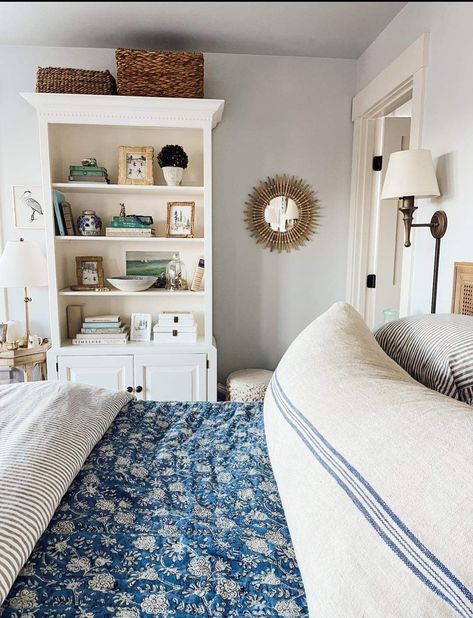 Blue Cottage Bedroom Ideas, Blue Cottage Bedroom, English Cottage Bedrooms, Winter Bedroom Ideas, Bedroom Book Shelf, Lake House Bedroom Decor, English Cottage Bedroom, Cottage Core Bedroom, Cottage Bedroom Decor