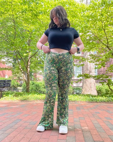 Flare pants outfit Patterned Flare Pants, Flare Pattern Pants Outfit, Pattern Flare Pants Outfit, Patterned Flared Leggings Outfit, Patterned Flare Pants Outfit, Girly Manifestation, Flared Leggings Outfit Summer, Low Waist Pants Outfit, Flower Pants Outfit