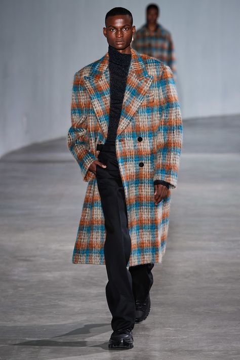 Wooyoungmi Fall 2020 Menswear Fashion Show Collection: See the complete Wooyoungmi Fall 2020 Menswear collection. Look 16 Runway Fashion 2020, Menswear 2020, Men Runway, Mens Runway, High Fashion Men, Menswear Runway, Check Coat, Le Male, Fashion Trends Winter