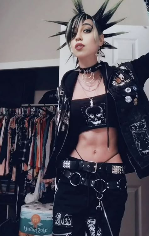 Punk Fashion Female, Punk Rocker Outfits, Female Punk Outfits, Punk Rock Outfits For Women, Punk Fashion Aesthetic, Punk Aesthetic Outfit, Punk Fashion Women, Goth Punk Aesthetic, Space Punk