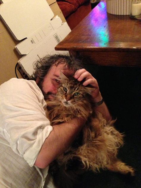 Peter Jackson and his cat Men And Cats, People With Cats, Celebrities With Cats, People And Cats, People With Pets, Men With Cats, Famous Cats, Peter Jackson, Great Cat