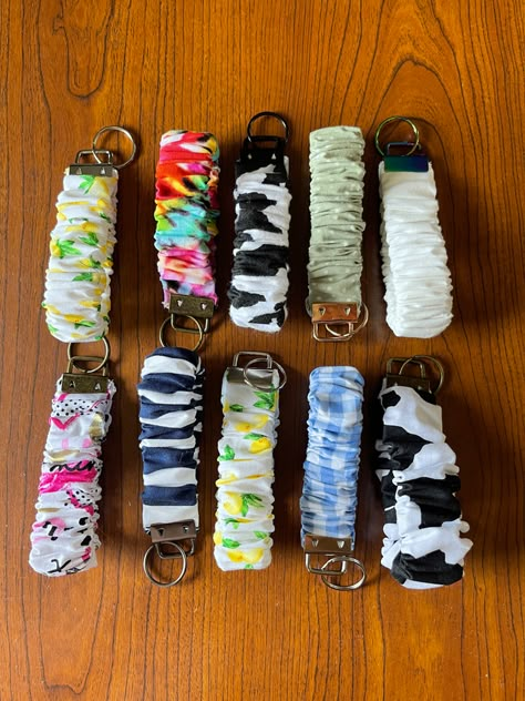 Scrunchie Key Fob, Diy Key Fob, Key Fobs Diy, Diy Elastic, Sac Tote Bag, Diy Sewing Gifts, Sewing Machine Projects, Crochet Bows, Small Sewing Projects