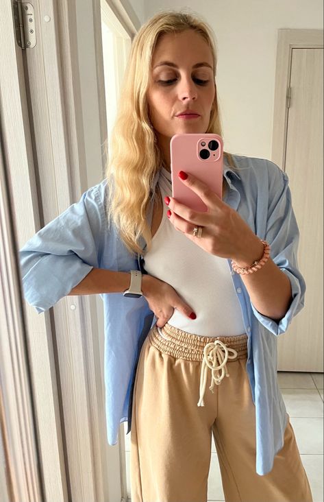 Blue shirt sport beige pants white top selfie Blue Shirt Beige Pants, Beige Pants Outfit, Beige Pants, Pants White, Blue Shirt, Pants Outfit, White Top, White Tops, Pants