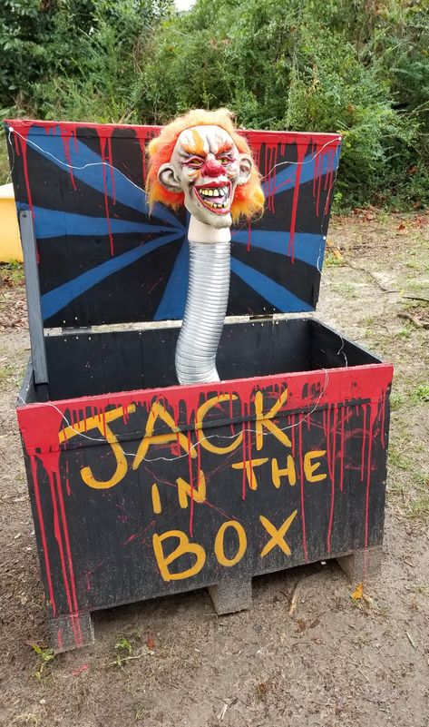 Jack In The Box Halloween Decoration, Creepy Carnevil Ideas, Halloween Jack In The Box Diy, Diy Jack In The Box Toy, Halloween Crate Ideas, Diy Jack In The Box Prop, Clown Haunted House Ideas, Haunted Carnival Decorations, Jack In The Box Halloween