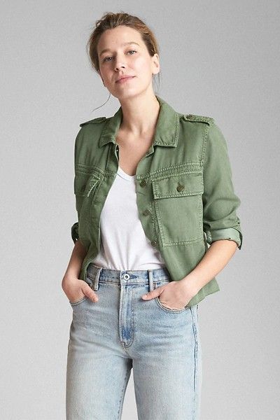 Military Green Jacket Outfit, Short Jacket Outfit, Green Jacket Outfit, College Outfits Casual, Green Denim Jacket, Military Jacket Green, Oufits Casual, Denim Fashion Women, Women's Jackets