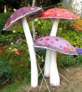 Paper Mache Mushrooms! My Petal Press Garden Blog: Backyard Wedding Paper Mache Mushroom Giant, Paper Mache Garden Art, Diy Large Garden Sculpture Ideas, Diy Giant Mushroom, Giant Mushrooms Diy, Outdoor Paper Mache, Diy Garden Mushrooms, Mushroom Projects, Hall Themes