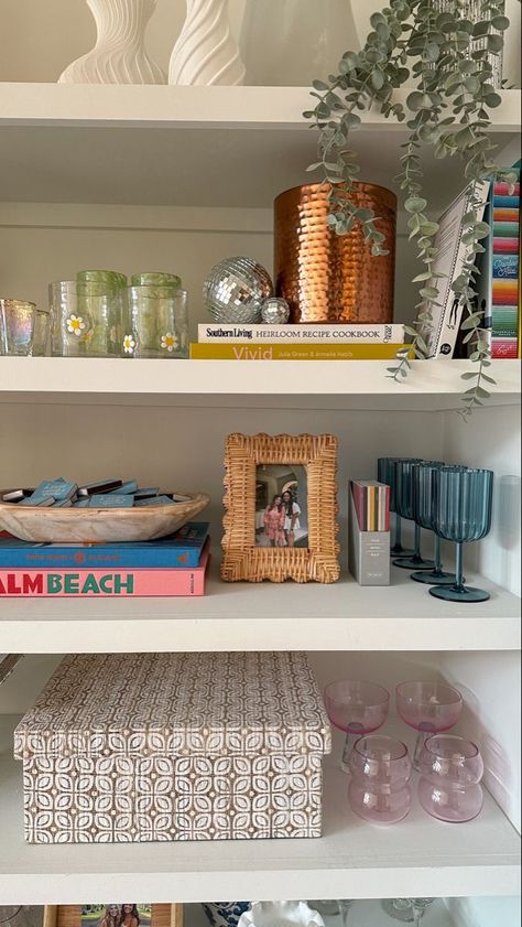 Shelf Decor Living Room Aesthetic, Living Room Designs College House, College Home Aesthetic, Fun Shelf Decor, Floating Shelf Aesthetic, Girly Shelf Decor, Lauren Loveless Apartment, Newlywed Apartment Decor, Preppy Shelf Decor