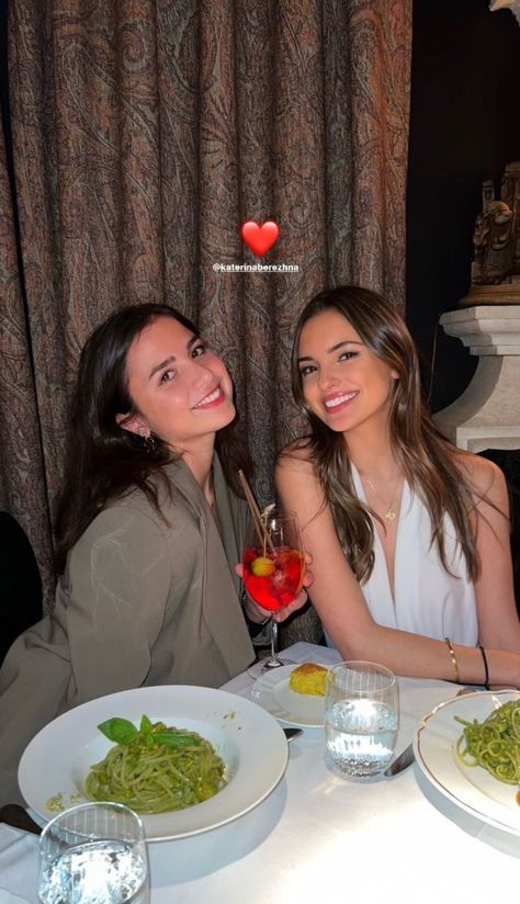 Family Dinner Instagram Story, Dinner With Bestie, Katerina Berezhna, Best Friend Dates, Pinterest Photography, Friends Instagram, Sitting Poses, Bff Goals, Dinner With Friends