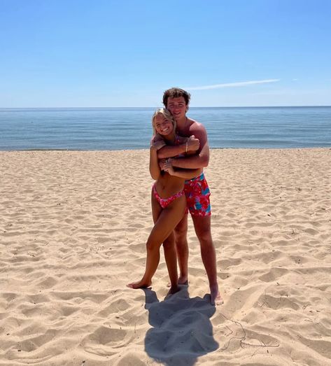 Cute Couple Beach Pictures Photo Poses, Couples Summer Pictures, Pictures At The Beach With Boyfriend, Summer Pics With Boyfriend, Pose Ideas With Boyfriend Beach, Boyfriend Beach Pictures, Pictures On Beach With Boyfriend, Pictures To Recreate With Boyfriend, Beach Pictures With Boyfriend