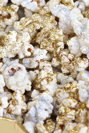 glitter popcorn - 14 Ways to Cook with Glitter (Because You Can, Dammit) via @PureWow Edible Glitter Recipe, Nye Food, New Year's Eve Appetizers, Fest Temaer, Glitter Texture, Food Party, Popcorn Recipes, Ideas Food, Glitter Party