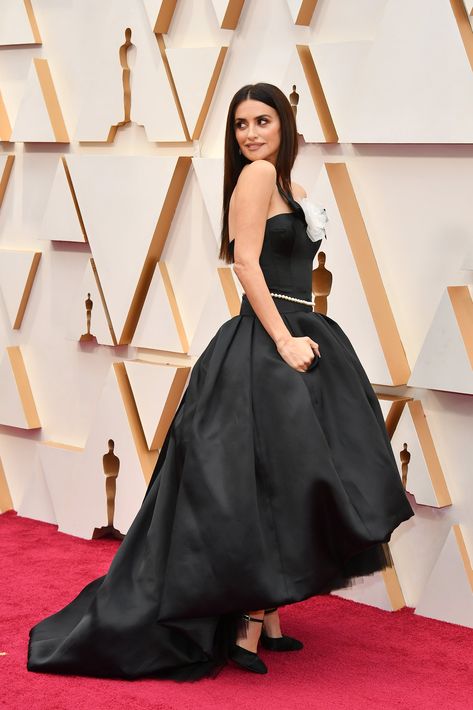 Penélope Cruz at the Oscars 2020 Oscars Red Carpet Dresses, Oscars 2020, Oscars Red Carpet, Regina King, Glamorous Outfits, Gold Gown, Renee Zellweger, Iconic Dresses, Armani Prive