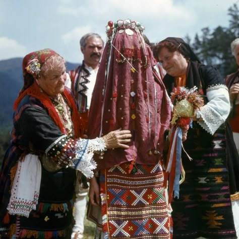 sandanski Bulgarian Headdress, Bulgarian Culture, Middle East Culture, Bulgarian Folklore, Folklore Fashion, Bulgarian Clothing, Costumes Around The World, The Balkans, Dorm Art