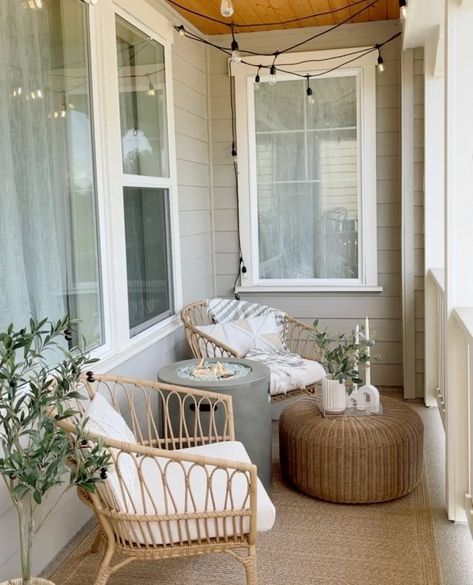 Outdoor Decor Balcony, Small Balcony Ideas On A Budget, Tiny Balcony Ideas, Earthy Apartment, Cute Balcony, Apartment Deck, Apartment Porch, Front Porch Furniture, Beautiful Balcony