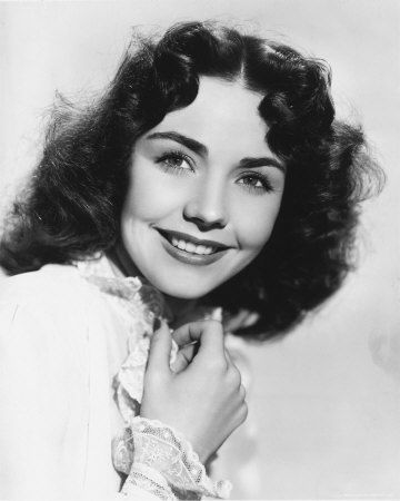 Jennifer Jones was beautiful. Grave Yard, Jennifer Jones, Vintage Actresses, Hair Set, Jean Harlow, Popular Actresses, Classic Movie Stars, Classic Actresses, Rita Hayworth