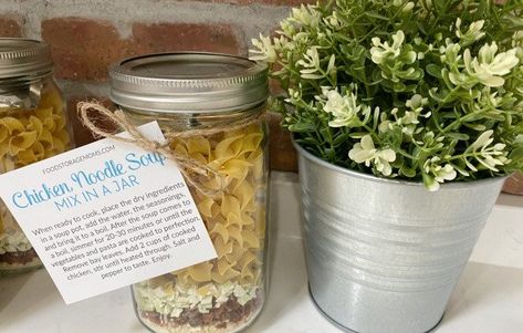 Easy Chicken Noodle Soup Mix in a Jar - Food Storage Moms Dry Soup Mix Recipes, Jar Meal Prep, Soup Jars, Nutritious Soups, Soup Mix In A Jar, Mason Jar Gifts Recipes, Mason Jar Soup, Soup Jar, Soup Gifts