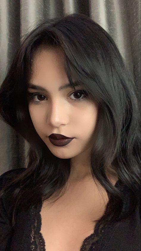 Goth Natural Makeup, Goth Makeup For Work, 90s Dark Feminine Fashion, Easy Alternative Makeup, Makeup Soft Grunge, Goth Make Up Looks, Goth Hair Women, Black Lipstick Outfit, Latina Goth Fashion