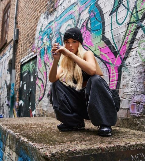 Hiphop Photoshoot, Street Fashion Photoshoot, Streetwear Photoshoot, Urban Fashion Photography, Graffiti Girl, Graffiti Photography, Dance Photography Poses, Senior Photo Outfits, Street Fashion Photography