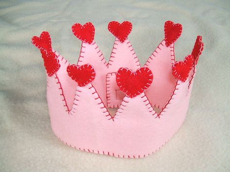 Felt crown with hearts Pink Day Activities Preschool, Diy Paper Lanterns, Valentine Hats, Crown Template, Super Mario Birthday Party, Felt Crown, Felt Headband, Valentine's Day Crafts For Kids, Pink Crown