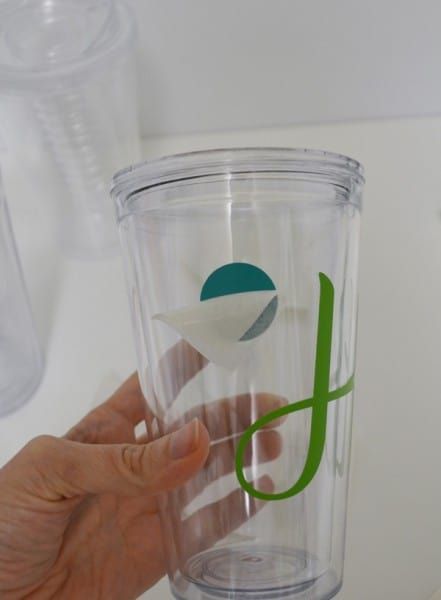 How to Make a Personalized Vinyl Tumbler - all crafty things Plastic Tumbler Vinyl Ideas, Craft To Make And Sell, Plastic Wine Cups, Easy Gift Idea, Craft To Make, Clear Tumblers, Monogram Tumbler, Acrylic Cups, Vinyl Tumblers