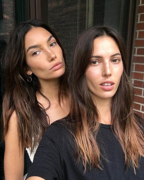 Lily Aldridge with sister Ruby Aldridge ⚡️⚡️⚡️ Ruby Aldridge, Celebrity Siblings, Kate And Pippa, Younger Skin, Lily Aldridge, Cut Offs, Pale Skin, Models Off Duty, Flawless Skin