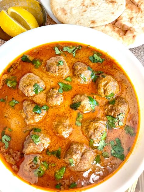 Beef Kofta Meatballs, Curry Meatball Recipes, Beef Kofta Curry Recipe, Meatball Curry Recipes, Pakistani Kofta Recipe, Kofta Recipe Beef, Beef Balls Recipe, Herb Couscous, Pakistan Recipes