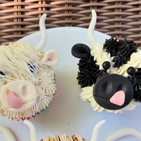 𝐀𝐧𝐠𝐞𝐥𝐚 𝐏𝐫𝐢𝐧𝐚 𝐁𝐥𝐢𝐬𝐬 on Instagram: "Buttercream cow cupcakes and anemones—quite the practice duo 🐮🌺. The mind wants to create what the mind wants to create 🤷🏻‍♀️  Stay tuned for a cow video, and happy Saturday!   #ButtercreamFlowers #AnimalCupcakes #CowCupcakes" Hyland Cow Smash Cake, Cow Cupcakes Ideas, Cow Decorated Cupcakes, Buttercream Cow Cupcakes, Cow Birthday Cake, Cow Cupcakes, Cow Cakes, Animal Cupcakes, Cow Birthday