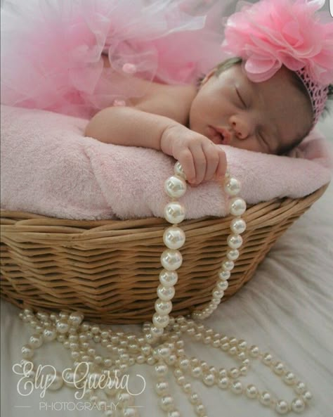 Newborn Pearls Photo, Newborn Photography Girly, Infant Photoshoot Ideas, Wedding Photography Poses Family, New Born Photography, Baby Pictures Newborn, Newborn Family Photos, Anne Geddes, Newborn Photography Poses