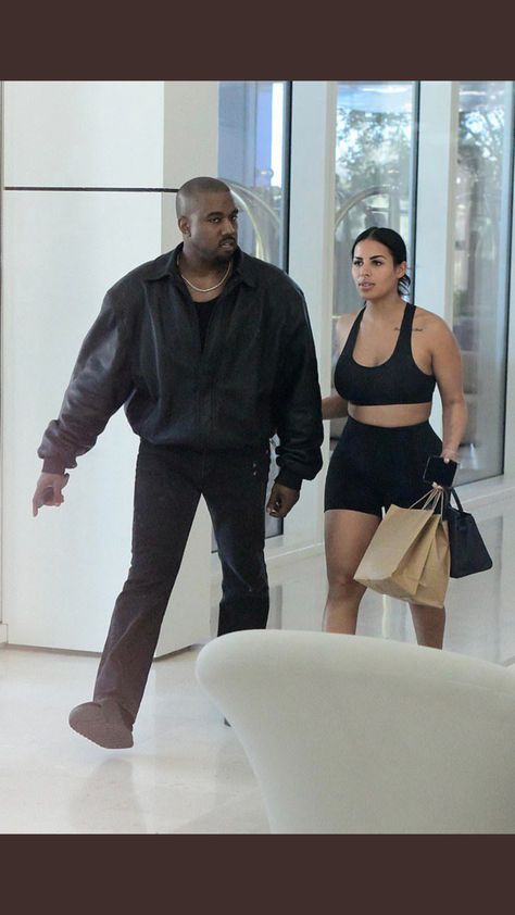 Kanye West Slides, Kanye Black Outfit, Kanye Paparazzi, Kanye Kim Running, Kanye Fits, Kanye Wearing Yeezy, Yeezy Style, Black Shorts Outfit, Kanye West Outfits